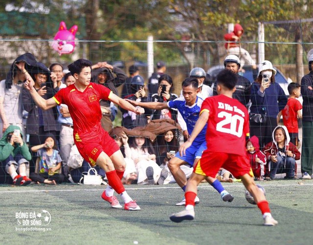 Đình Bắc tự lái xế hộp đi đá bóng giúp đỡ hoàn cảnh khó khăn ở quê, được cả làng vây kín chào đón- Ảnh 4.