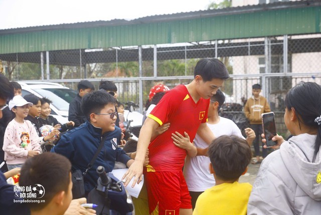 Đình Bắc tự lái xế hộp đi đá bóng giúp đỡ hoàn cảnh khó khăn ở quê, được cả làng vây kín chào đón- Ảnh 3.