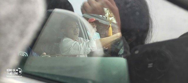 Đình Bắc tự lái xế hộp đi đá bóng giúp đỡ hoàn cảnh khó khăn ở quê, được cả làng vây kín chào đón- Ảnh 2.