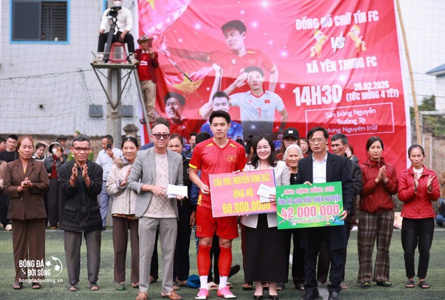 Đình Bắc tự lái xế hộp đi đá bóng giúp đỡ hoàn cảnh khó khăn ở quê, được cả làng vây kín chào đón- Ảnh 1.