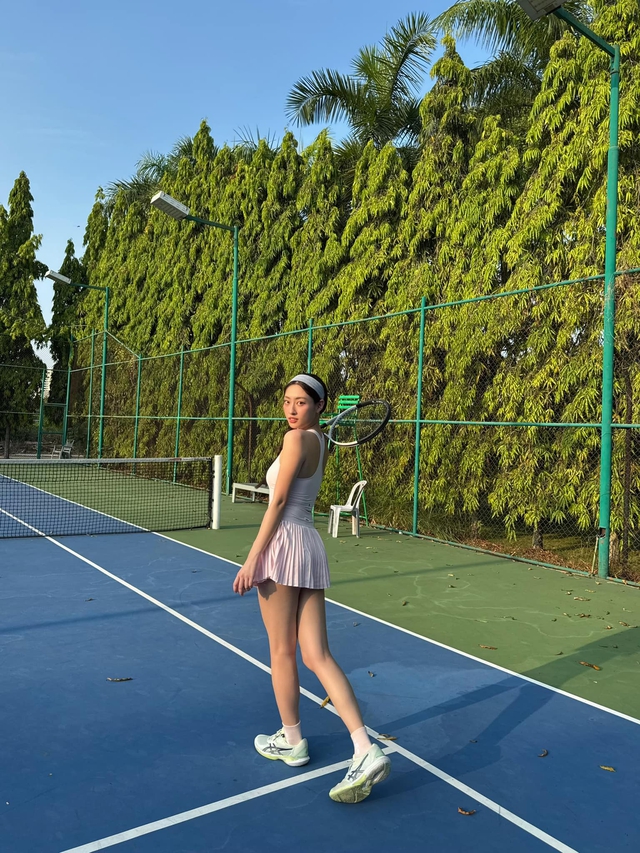 Ai như Lương Thuỳ Linh không, diện áo dài chơi tennis khoe đôi chân dài 1m22- Ảnh 2.