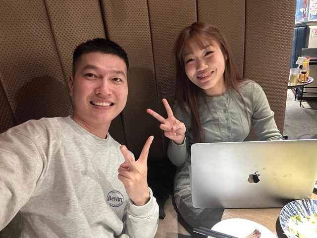 Đầu năm khui “cặp đôi thế kỷ”: Người thất tình nhiều năm yêu người chưa có mối tình đầu, thiệt không ta?- Ảnh 1.