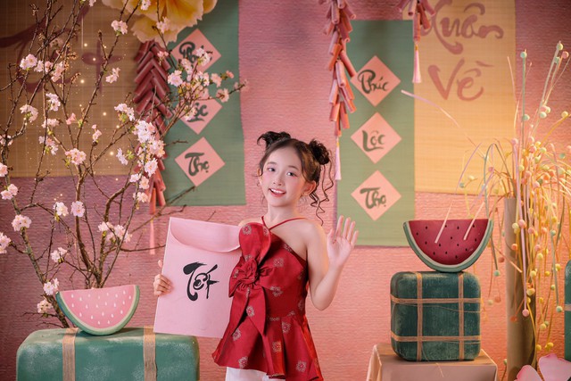 Hóa ra “mợ chảnh” nhà Khánh Thi Phan Hiển lại hiểu chuyện nhất nhà, sinh non bé xíu, 8 tuổi khí chất tiểu thư - Ảnh 1.