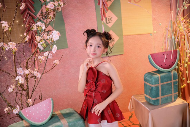 Hóa ra “mợ chảnh” nhà Khánh Thi Phan Hiển lại hiểu chuyện nhất nhà, sinh non bé xíu, 8 tuổi khí chất tiểu thư - Ảnh 2.