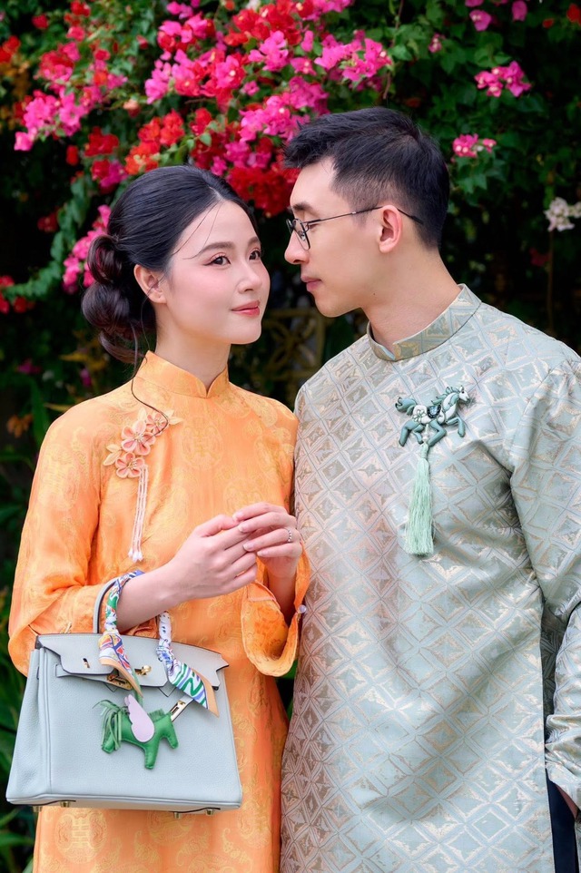 Áo dài Tết 2026 của sao Việt: Toàn thiết kế local brand xinh như mộng, càng ngắm càng say đắm- Ảnh 11. Áo dài Tết 2026 của sao Việt: Toàn thiết kế local brand xinh như mộng, càng ngắm càng say đắm- Ảnh 11.