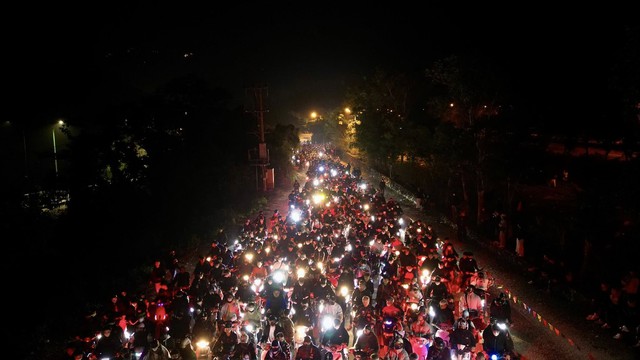 Một nơi kẹt cứng từ 4h sáng: Du khách đông nghịt, ai cũng cầm 1 chiếc gậy trong tay - Ảnh 1.