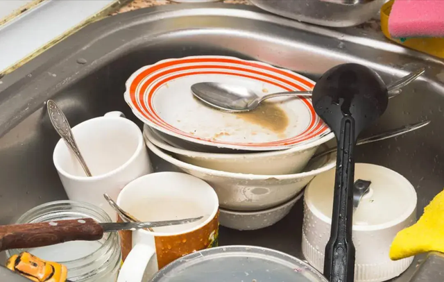 Ngày càng nhiều người mắc ung thư, bác sĩ cảnh báo: Rửa bát theo thói quen này, bạn có đang “nuôi” vi khuẩn trong bếp? - Ảnh 1.