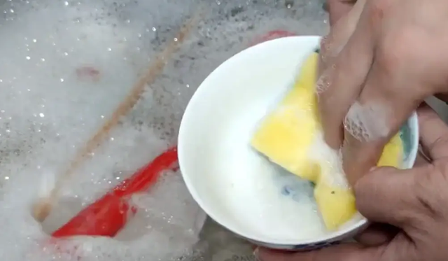 Ngày càng nhiều người mắc ung thư, bác sĩ cảnh báo: Rửa bát theo thói quen này, bạn có đang “nuôi” vi khuẩn trong bếp? - Ảnh 2.