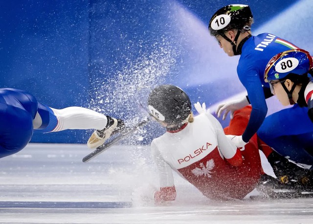 Kinh hoàng Olympic: VĐV bị giày của đối thủ cứa vào mắt, mặt bê bết máu, nằm cáng rời sân - Ảnh 3.