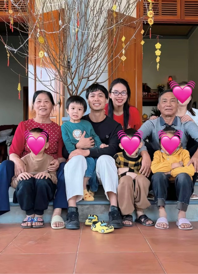 Không nhận ra Viên Minh vợ Công Phượng khi về quê mừng thọ bố mẹ chồng  - Ảnh 2.