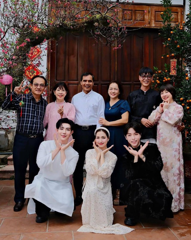 Hoa dâm bụt giữ chuỗi gặp mặt đầu năm, 3 gia đình sum vầy đầu xuân- Ảnh 1.