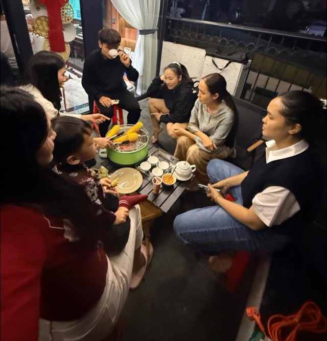 Vợ chồng Duy Mạnh đón dàn tuyển thủ thăm nhà mới 5 tầng mặt phố cổ, style của tiểu thư Quỳnh Anh gây chú ý - Ảnh 2.