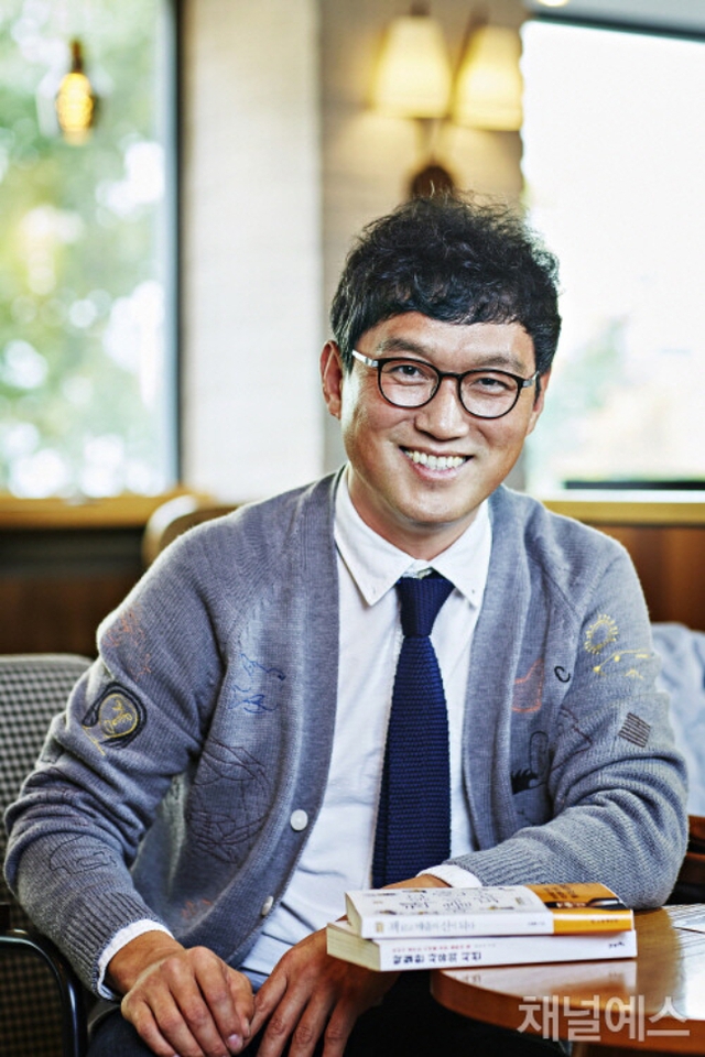 Xe chở nam diễn viên lao đầu vào gầm xe tải với tốc độ 200km/h, bị xé toạc nóc - Ảnh 4.