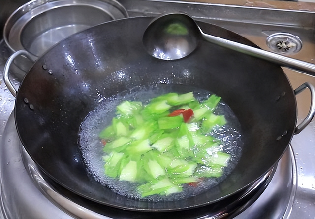 4 năm không ăn dầu mỡ, kết quả khám sức khỏe của người phụ nữ 57 tuổi khiến bác sĩ bất ngờ - Ảnh 2.