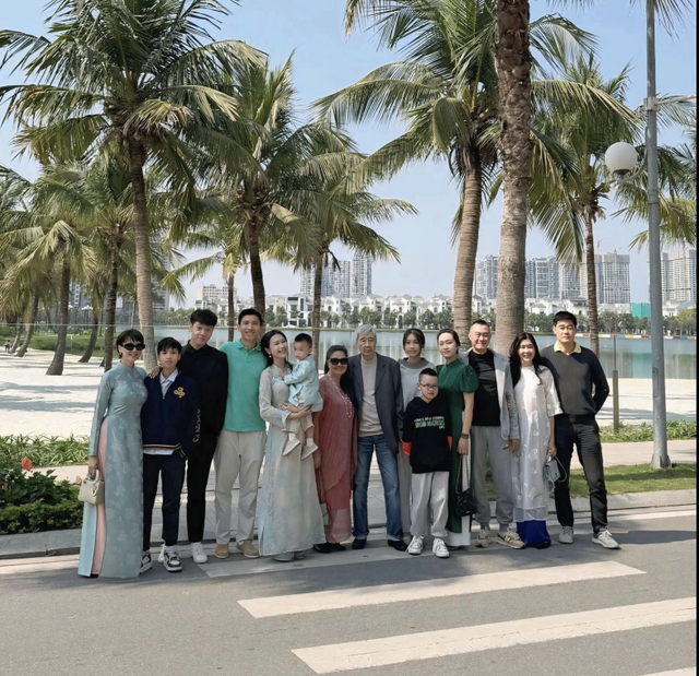 Văn Hậu du xuân cùng nhà vợ, mẹ Doãn Hải My gây sốt vì visual trẻ đẹp, một chín một mười với con  - Ảnh 1.