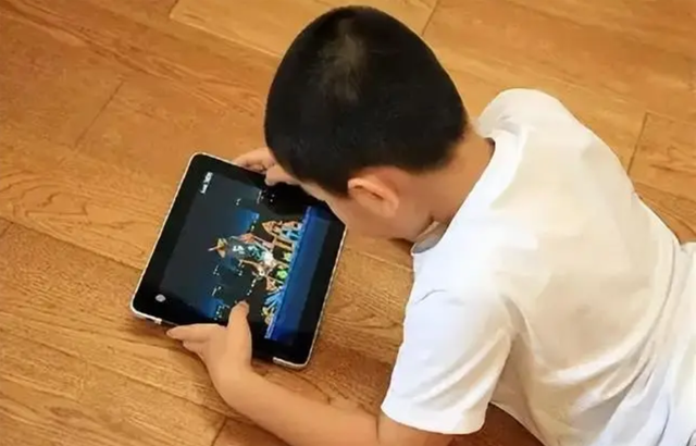 5 dấu hiệu cảnh báo trẻ đang trượt dốc: Cha mẹ đừng đợi đến khi con "hư hẳn" mới giật mình - Ảnh 1.