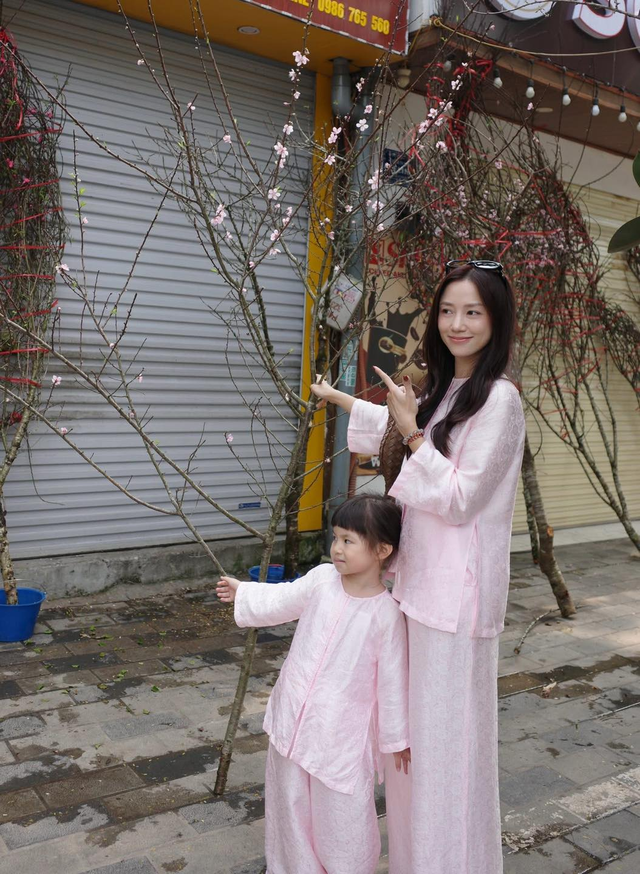 Đường đua áo bà ba sau mùa Tết tưng bừng của mỹ nhân Việt: Số 1 sắp thành dâu miền Tây luôn rồi!- Ảnh 4. Đường đua áo bà ba sau mùa Tết tưng bừng của mỹ nhân Việt: Số 1 sắp thành dâu miền Tây luôn rồi!- Ảnh 4.