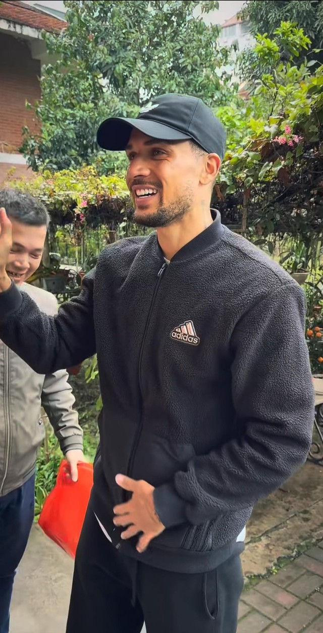 Lần đầu đón Tết Việt, Đỗ Hoàng Hên gây bất ngờ với hành động đẹp - Ảnh 1.