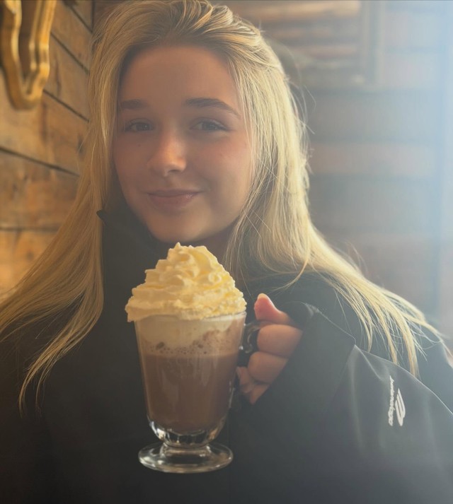 Không còn gây tranh cãi vì ôm hôn con gái, David Beckham đưa Harper đi du lịch vẫn viral, mặt mộc tiểu thư gây sốt - Ảnh 5.