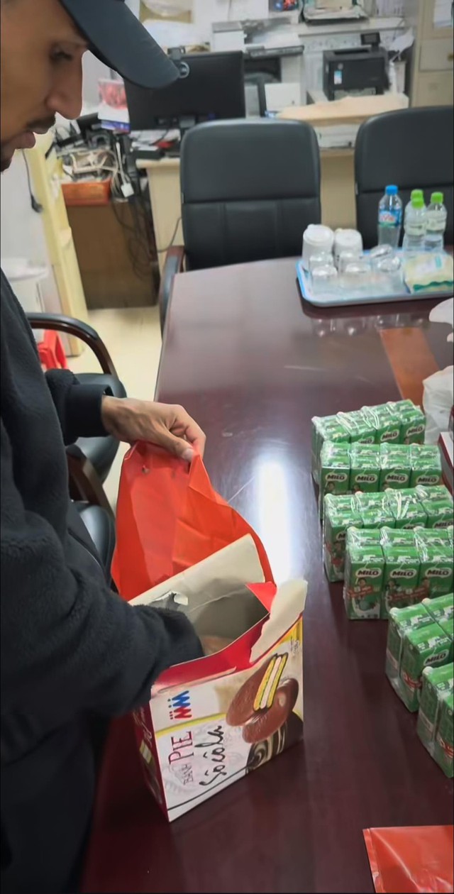 Lần đầu đón Tết Việt, Đỗ Hoàng Hên gây bất ngờ với hành động đẹp - Ảnh 2.