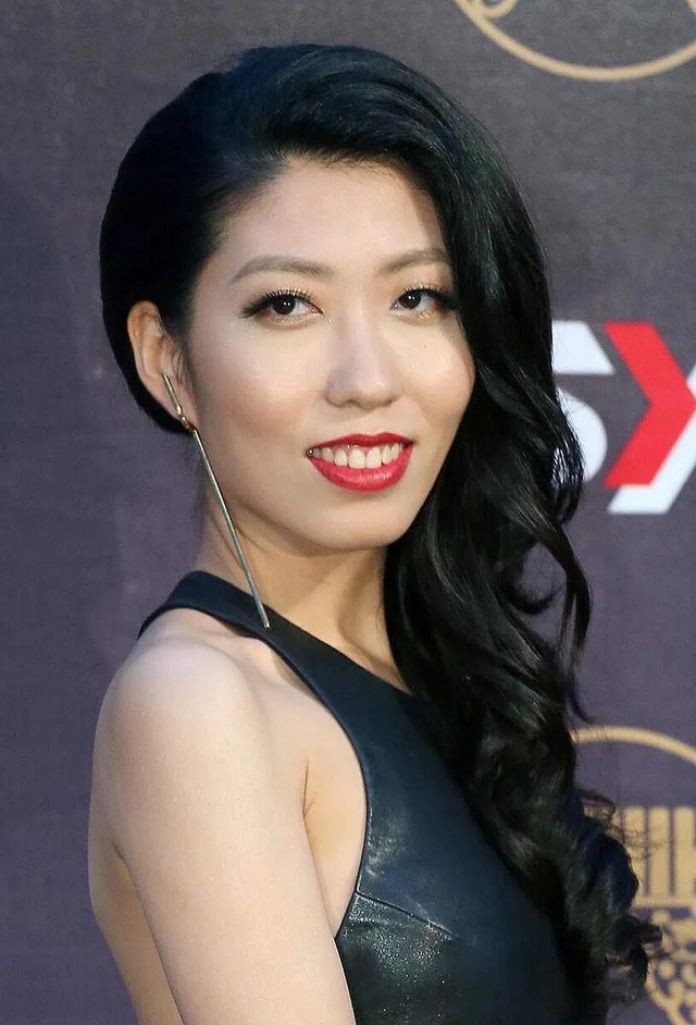 Nữ ca sĩ biểu diễn trên chương trình đêm giao thừa của đài quốc gia bị netizen phản ứng dữ dội, đòi cấm cửa- Ảnh 4. Nữ ca sĩ biểu diễn trên chương trình đêm giao thừa của đài quốc gia bị netizen phản ứng dữ dội, đòi cấm cửa- Ảnh 4.