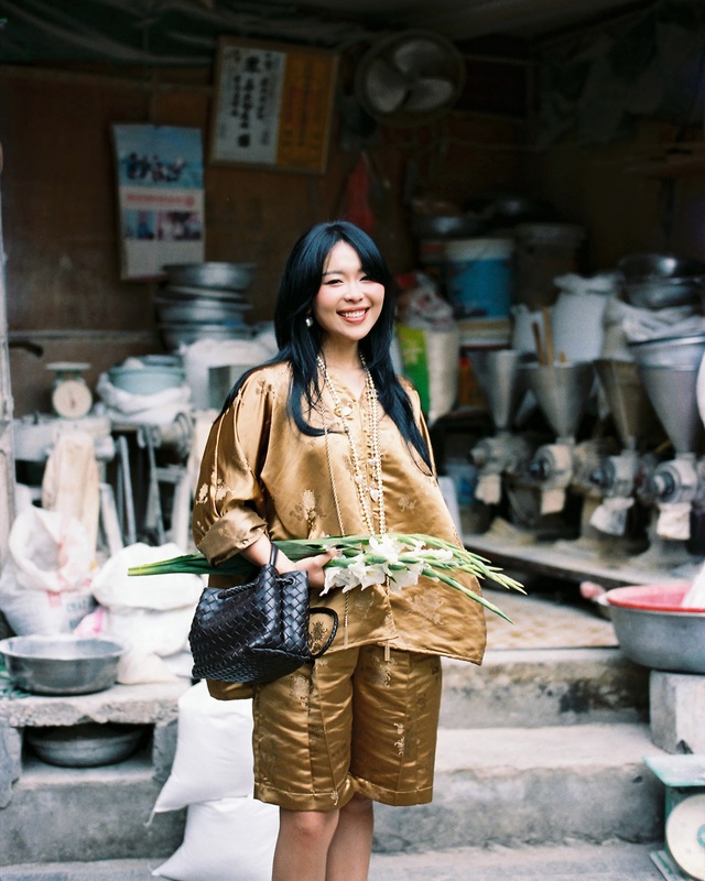 Đường đua áo bà ba sau mùa Tết tưng bừng của mỹ nhân Việt: Số 1 sắp thành dâu miền Tây luôn rồi!- Ảnh 5. Đường đua áo bà ba sau mùa Tết tưng bừng của mỹ nhân Việt: Số 1 sắp thành dâu miền Tây luôn rồi!- Ảnh 5.