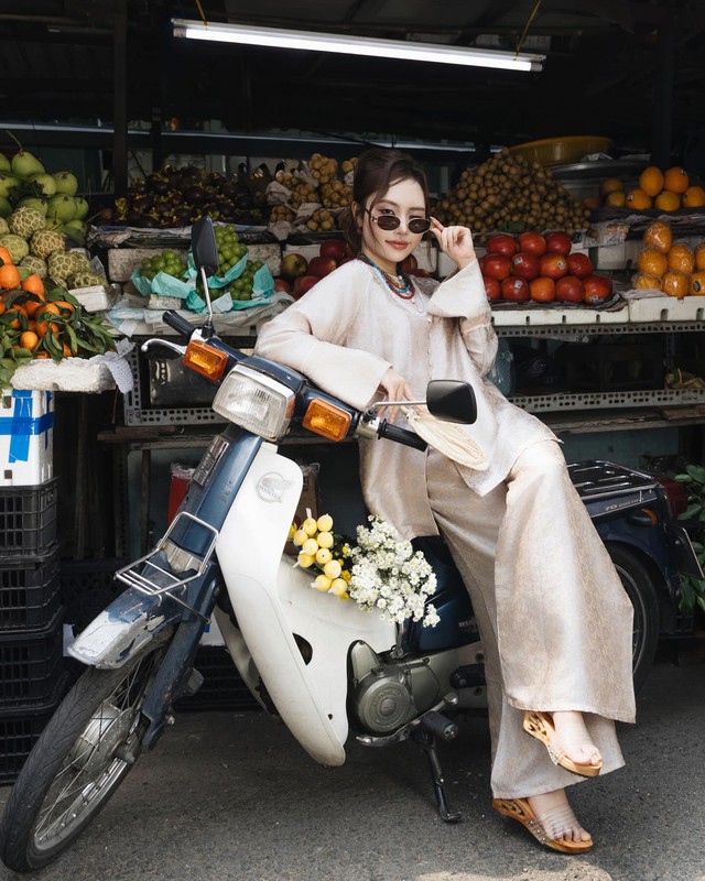 Đường đua áo bà ba sau mùa Tết tưng bừng của mỹ nhân Việt: Số 1 sắp thành dâu miền Tây luôn rồi!- Ảnh 12. Đường đua áo bà ba sau mùa Tết tưng bừng của mỹ nhân Việt: Số 1 sắp thành dâu miền Tây luôn rồi!- Ảnh 12.