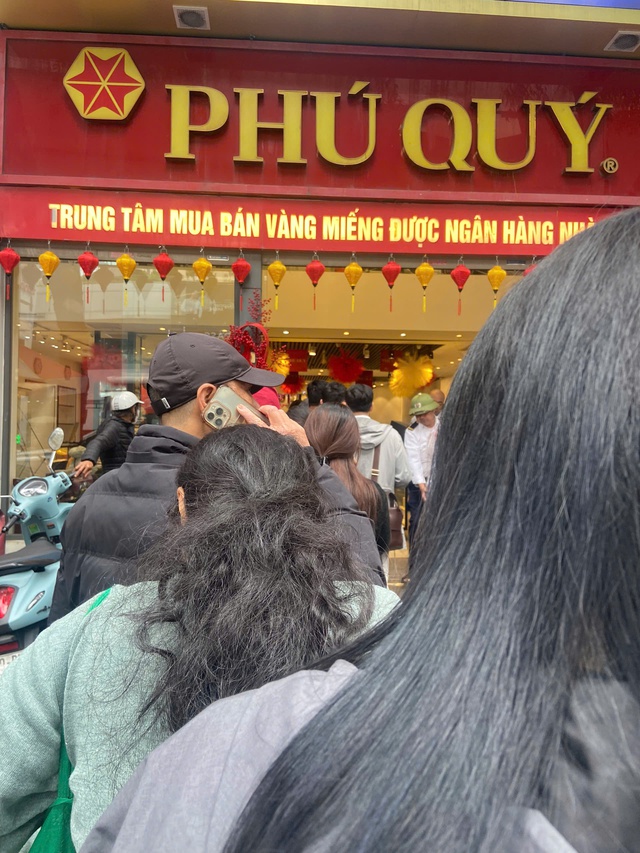 [ẢNH, CLIP] Tiệm vàng hôm nay: Giá vàng gần 18,5 triệu đồng/chỉ, "Thần Tài" xin dừng phục vụ vì khách mua vàng quá đông- Ảnh 2.