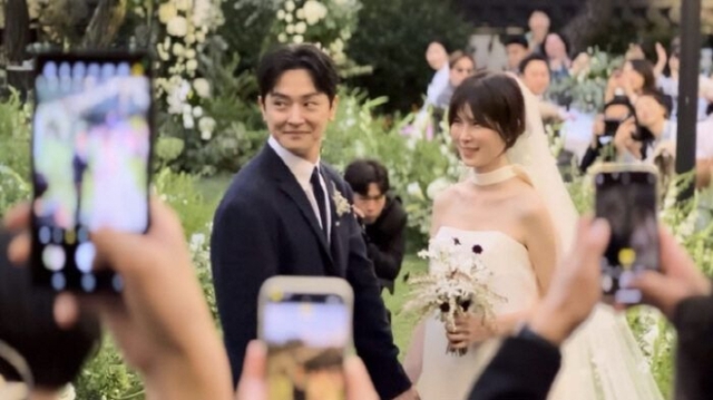 Đám cưới lạ của cặp sao Cô Đi Mà Lấy Chồng Tôi: Bạn trai chú rể lộ diện, òa khóc trên sân khấu lụy tình?- Ảnh 2.