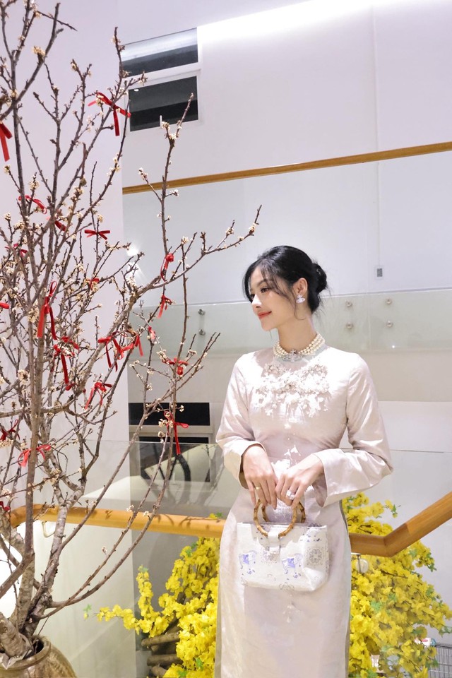 Sinh nhật tuổi 26 của Lona Kiều Loan: Nhận bó hoa khủng, chi tiết trên bánh kem gây bàn tán- Ảnh 6.