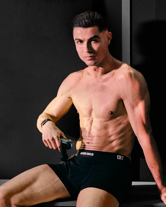 Cả thế giới "ngả mũ" trước body cực phẩm của Ronaldo tuổi 41- Ảnh 1. Cả thế giới "ngả mũ" trước body cực phẩm của Ronaldo tuổi 41- Ảnh 1.