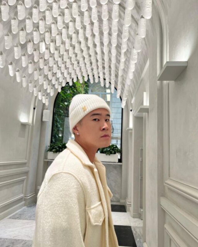 Cảnh sát đột kích khách sạn, bắt khẩn cấp nam ca sĩ tàng trữ chất cấm- Ảnh 1.