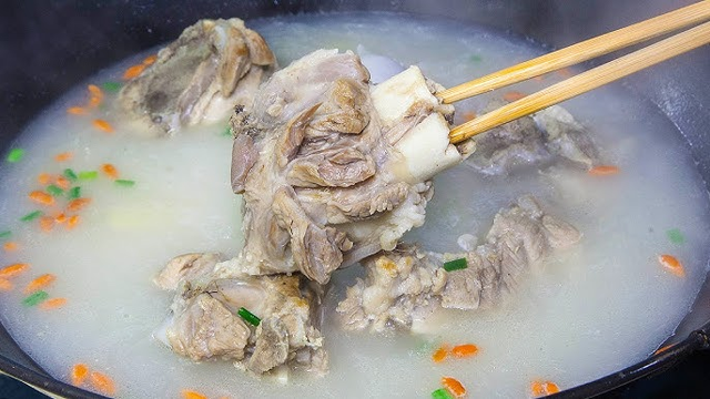 4 loại canh "phá thận" nếu uống nhiều, bác sĩ nhấn mạnh loại đầu tiên có thể gây suy thận, ngưng tim nhanh chóng - Ảnh 2.