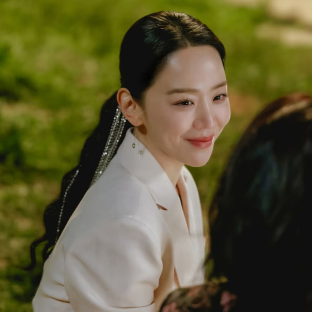 Shin Hye Sun 36 tuổi mà da dáng đẹp cỡ này mới "xứng" vai siêu lừa trong The Art of Sarah: Đây là bí quyết - Ảnh 2.