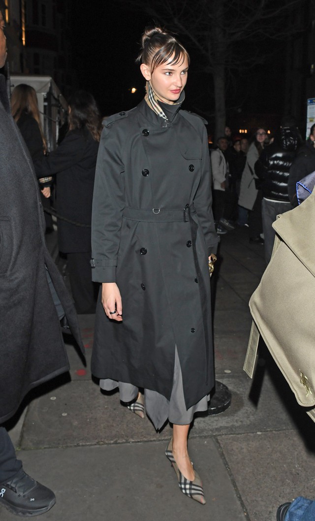 Tình cũ của cậu hai nhà Beckham vội vã "bỏ chạy" sau 20 phút vì đụng độ đàng trai và bạn gái mới- Ảnh 2. Tình cũ của cậu hai nhà Beckham vội vã "bỏ chạy" sau 20 phút vì đụng độ đàng trai và bạn gái mới- Ảnh 2.