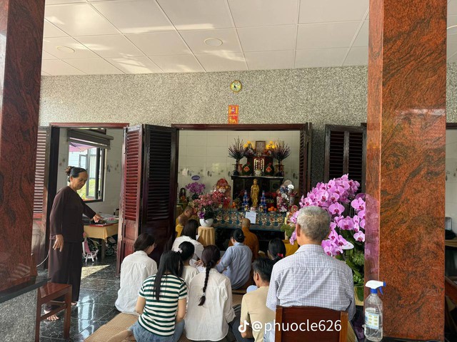 Lê Phương lặng lẽ làm 1 điều đặc biệt trong giỗ đầu của nghệ sĩ Quý Bình- Ảnh 3.