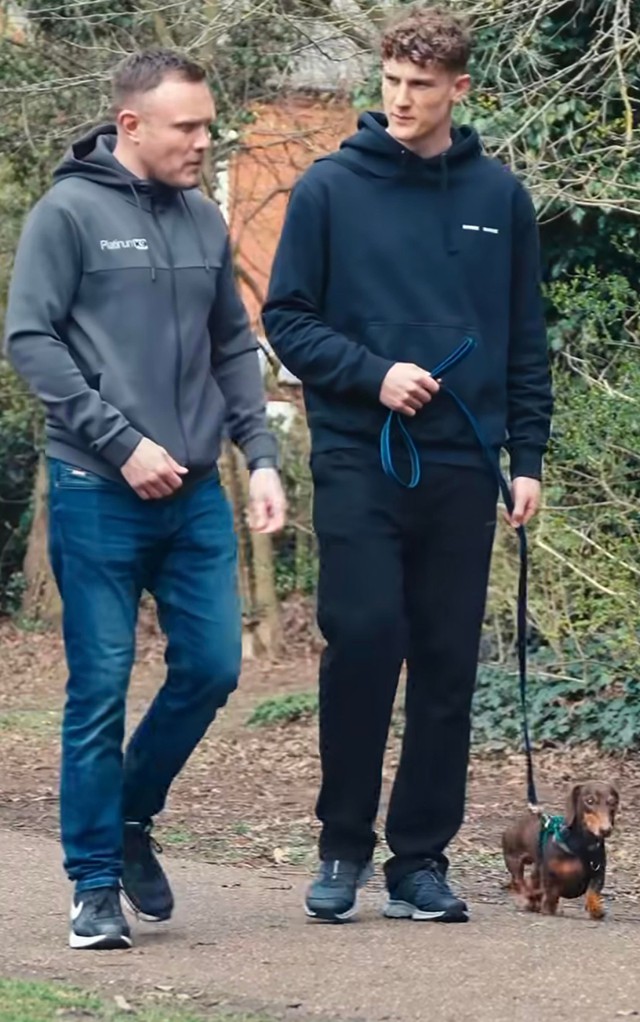 Cầu thủ bóng đá chi 35 triệu/tuần thuê người "dạy bảo" chú chó cưng hung hăng chỉ trực lao vào cắn người - Ảnh 1.