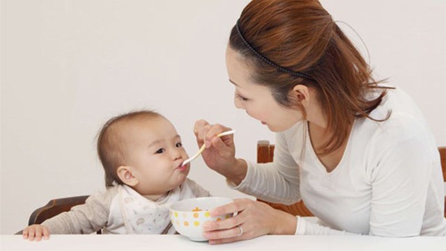 Đừng mắc sai lầm! 3 dấu hiệu đã đến lúc cho bé ăn dặm: Sớm quá dễ hại đường ruột, muộn lại thiếu dinh dưỡng - Ảnh 2.