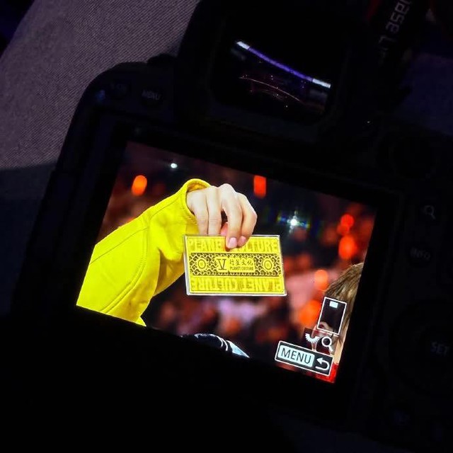 Nam ca sĩ tặng fan đến xem 6 chỉ vàng - Ảnh 4.