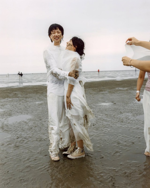 Hot nhất ngày: Ca sĩ 9X kết hôn tung ảnh cưới lạ đời mặt lấm lem bùn, sao nam số 1 showbiz vội chúc mừng - Ảnh 4.