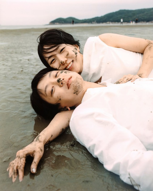 Hot nhất ngày: Ca sĩ 9X kết hôn tung ảnh cưới lạ đời mặt lấm lem bùn, sao nam số 1 showbiz vội chúc mừng - Ảnh 1.