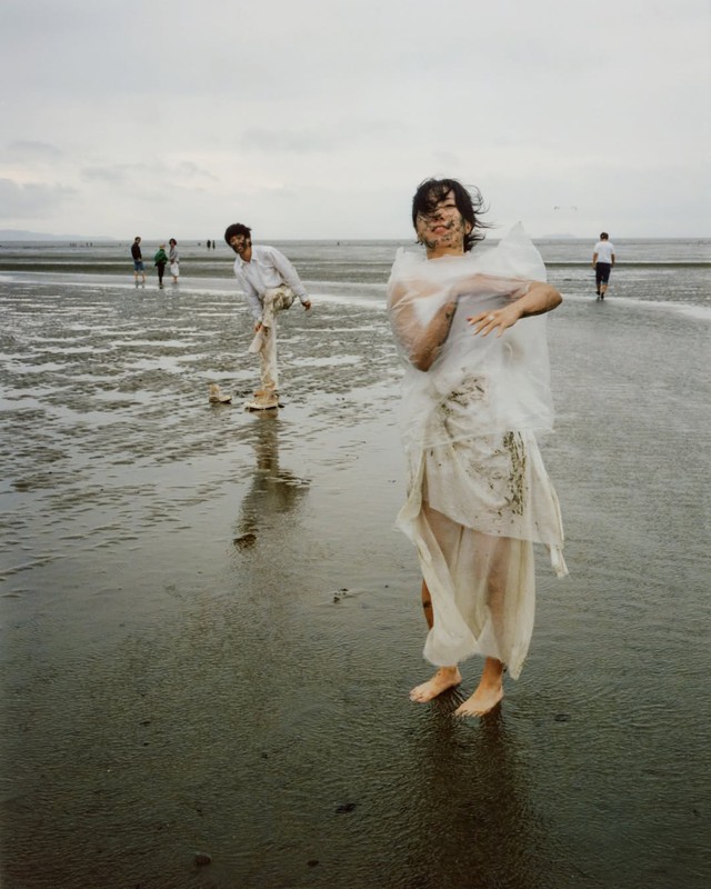 Hot nhất ngày: Ca sĩ 9X kết hôn tung ảnh cưới lạ đời mặt lấm lem bùn, sao nam số 1 showbiz vội chúc mừng - Ảnh 2.