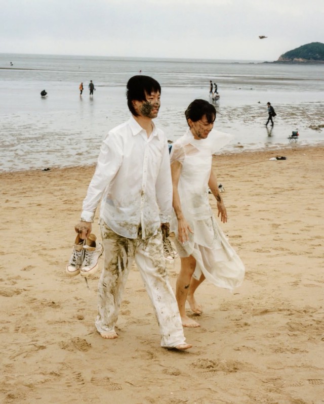 Hot nhất ngày: Ca sĩ 9X kết hôn tung ảnh cưới lạ đời mặt lấm lem bùn, sao nam số 1 showbiz vội chúc mừng - Ảnh 3.