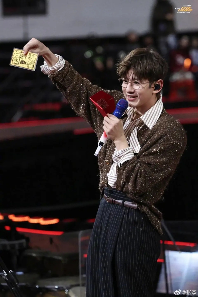 Nam ca sĩ tặng fan đến xem 6 chỉ vàng - Ảnh 3.