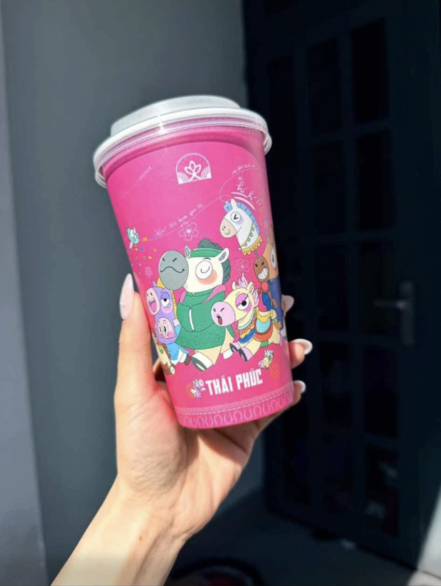 Biến căng cộng đồng trà sữa hôm nay: Quán in 10.286 cốc giấy có hình ảnh "ăn cắp" thiết kế từ nhà sách Phương Nam - Ảnh 1.