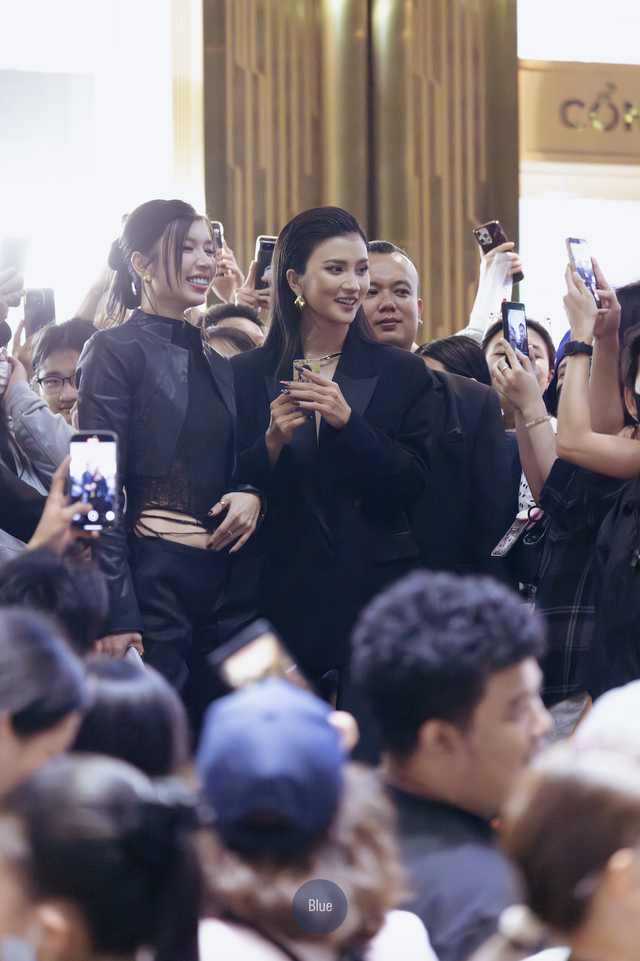 Lần đầu Kim Tuyến và Đồng Ánh Quỳnh công khai, trung tâm thương mại như vỡ trận- Ảnh 1.