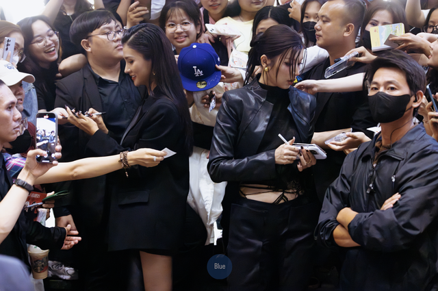 Lần đầu Kim Tuyến và Đồng Ánh Quỳnh công khai, trung tâm thương mại như vỡ trận- Ảnh 9.