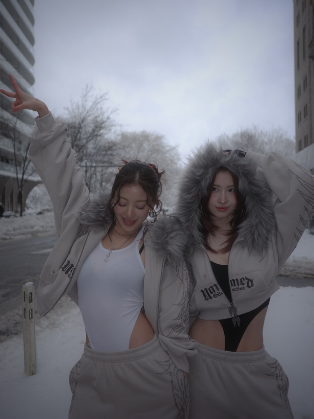 Khoe nội y giữa trời tuyết: Đã có người dư sức “chặt chém” được Lisa- Ảnh 1. Khoe nội y giữa trời tuyết: Đã có người dư sức “chặt chém” được Lisa- Ảnh 1.