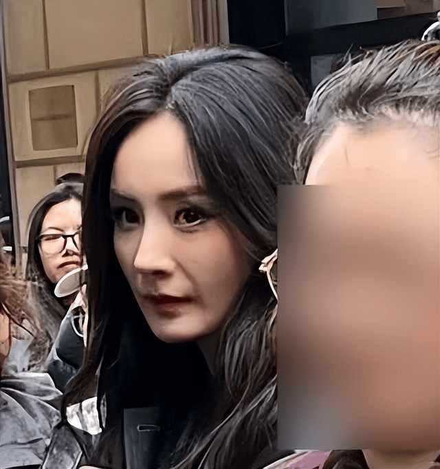 Đời khi không có filter: Dương Mịch lộ nhan sắc thật khi bị bắt gặp ở Milan- Ảnh 3.