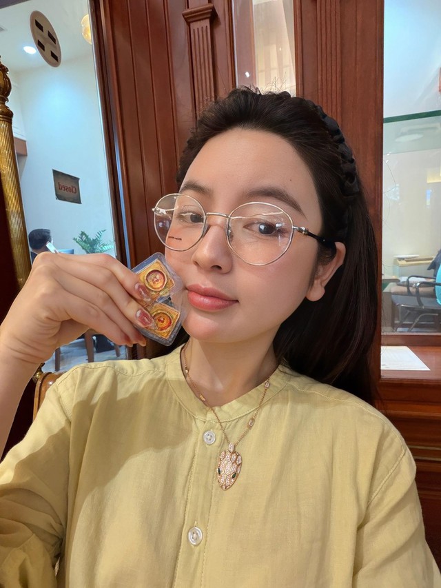 Chu Thanh Huyền chơi lớn tặng vàng ngày vía Thần Tài  - Ảnh 1.